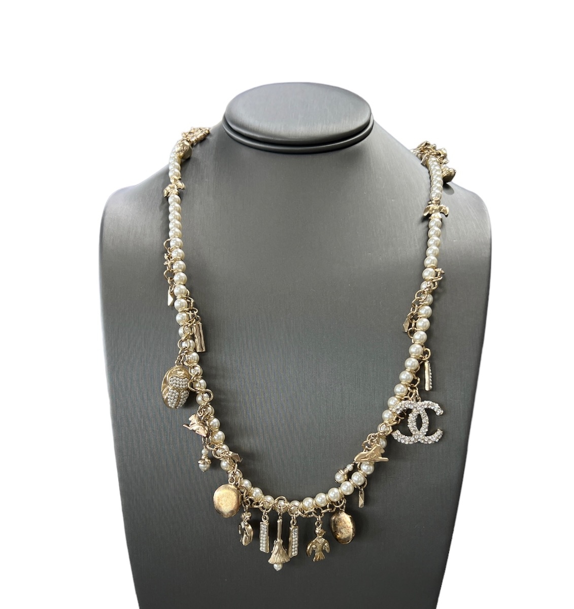 Chanel moon deals necklace
